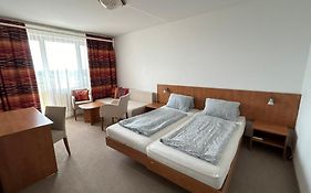 Aranypart Szallo-koezoessegi Szallashely Hotel 3*